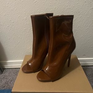 BRAND NEW STEVE MADDEN ELETTRA COGNAC PATENT - SM REBOOTED